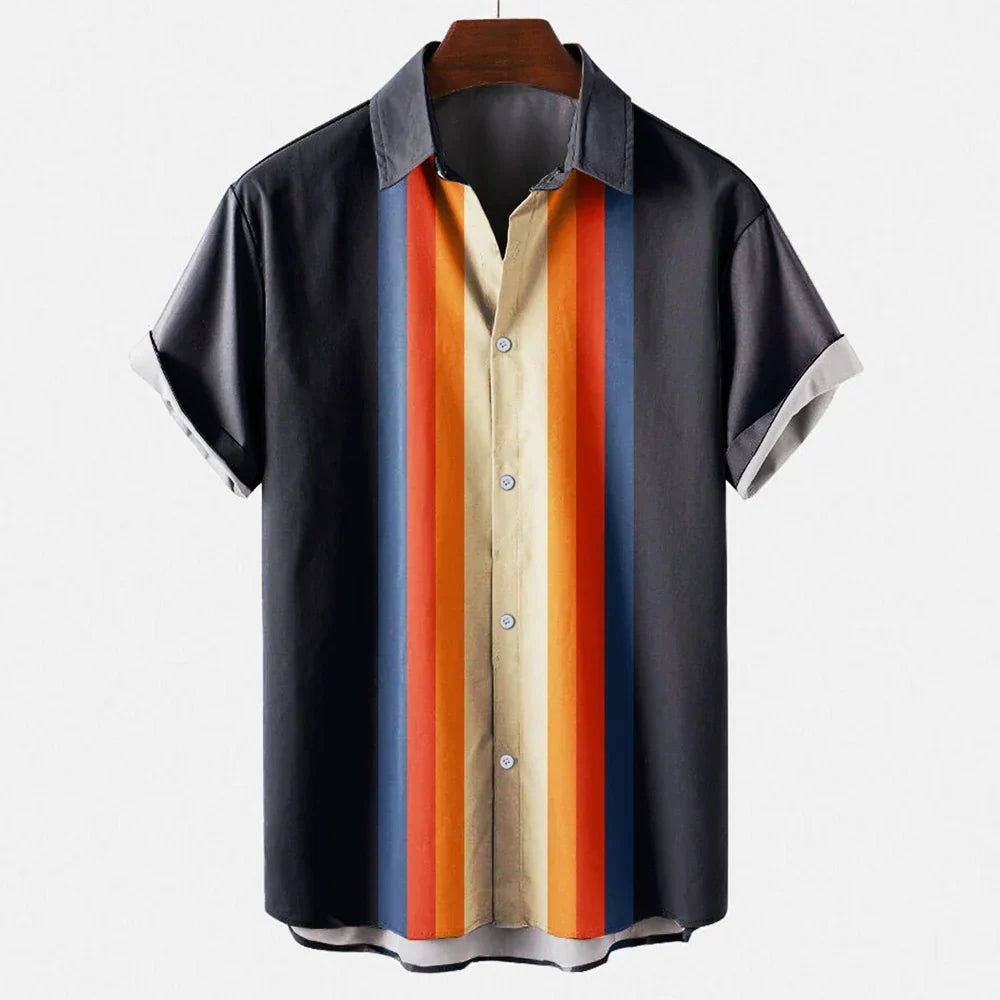Locker sitzendes Herren Sommerhemd mit stilvollen Retro-Streifen, ideal für entspannte Sommertage.