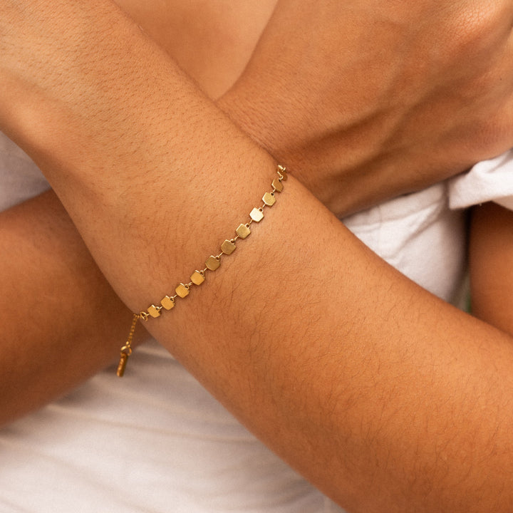 Modernes Damenarmband mit quadratischen Gliedern aus hypoallergenem Edelstahl in Gold. Verstellbar & langlebig.