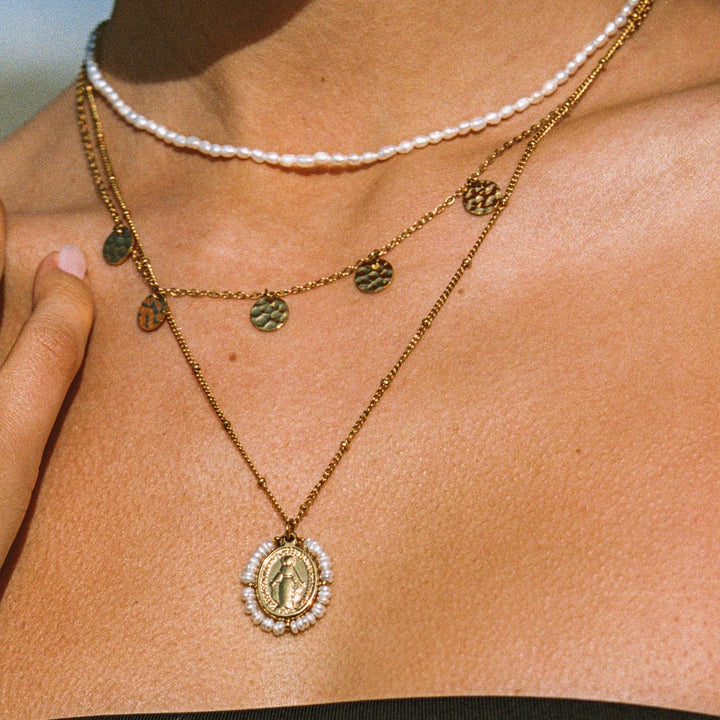 Hochwertige Damen Goldkette mit Süßwasserperlen Choker. Hypoallergen und wasserdicht für täglichen Glanz.