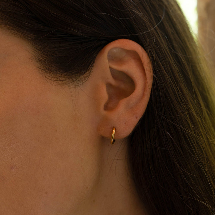 Wasserfeste & hypoallergene Damen Huggie Creolen aus Edelstahl, in Gold, ideal für den Alltag.