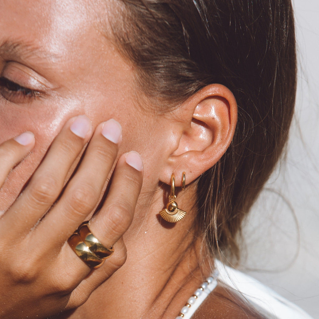 Elegante, minimalistische goldene Huggie Creolen für Damen, wasserfest und hautschonend, perfekter Alltagsohrschmuck.