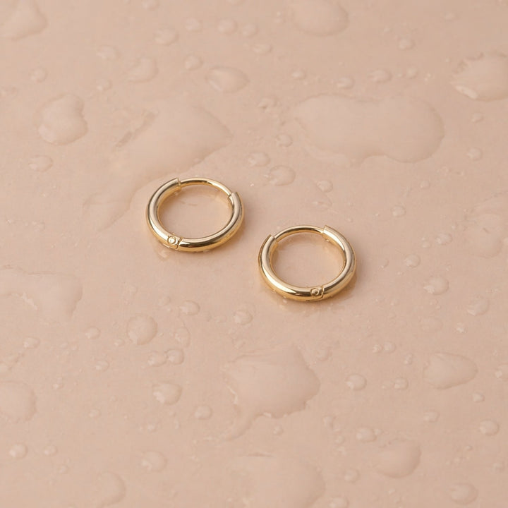 Goldene und silberne Damen Mini Huggie Creolen, wasserfest & hypoallergen, zeitloser Edelstahlschmuck.