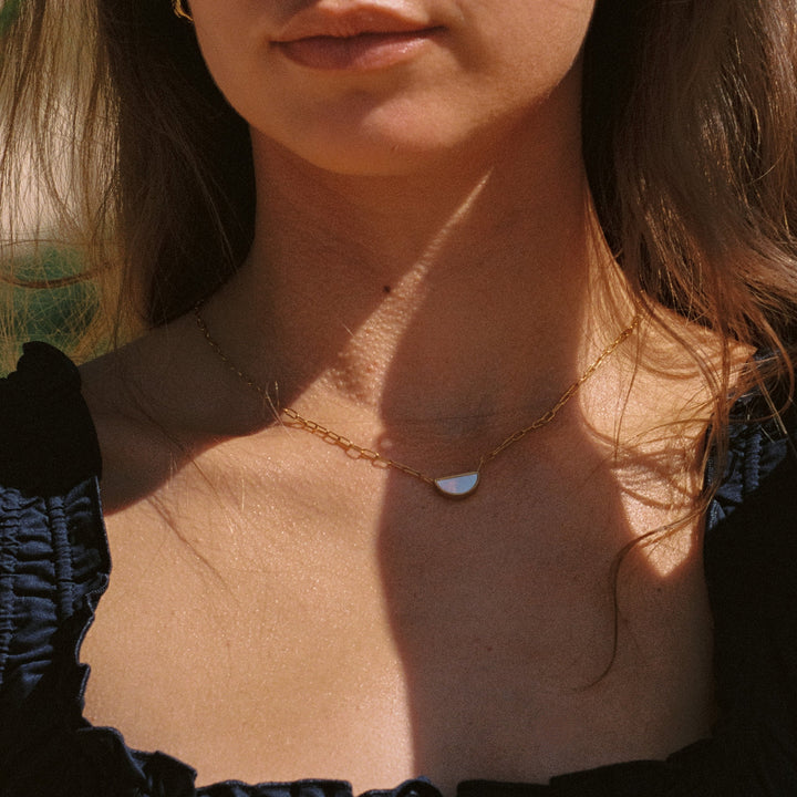 Goldfarbene Paperclip Choker Halskette aus Edelstahl mit schimmerndem Perlmutt Anhänger für Damen. Elegant & modern.