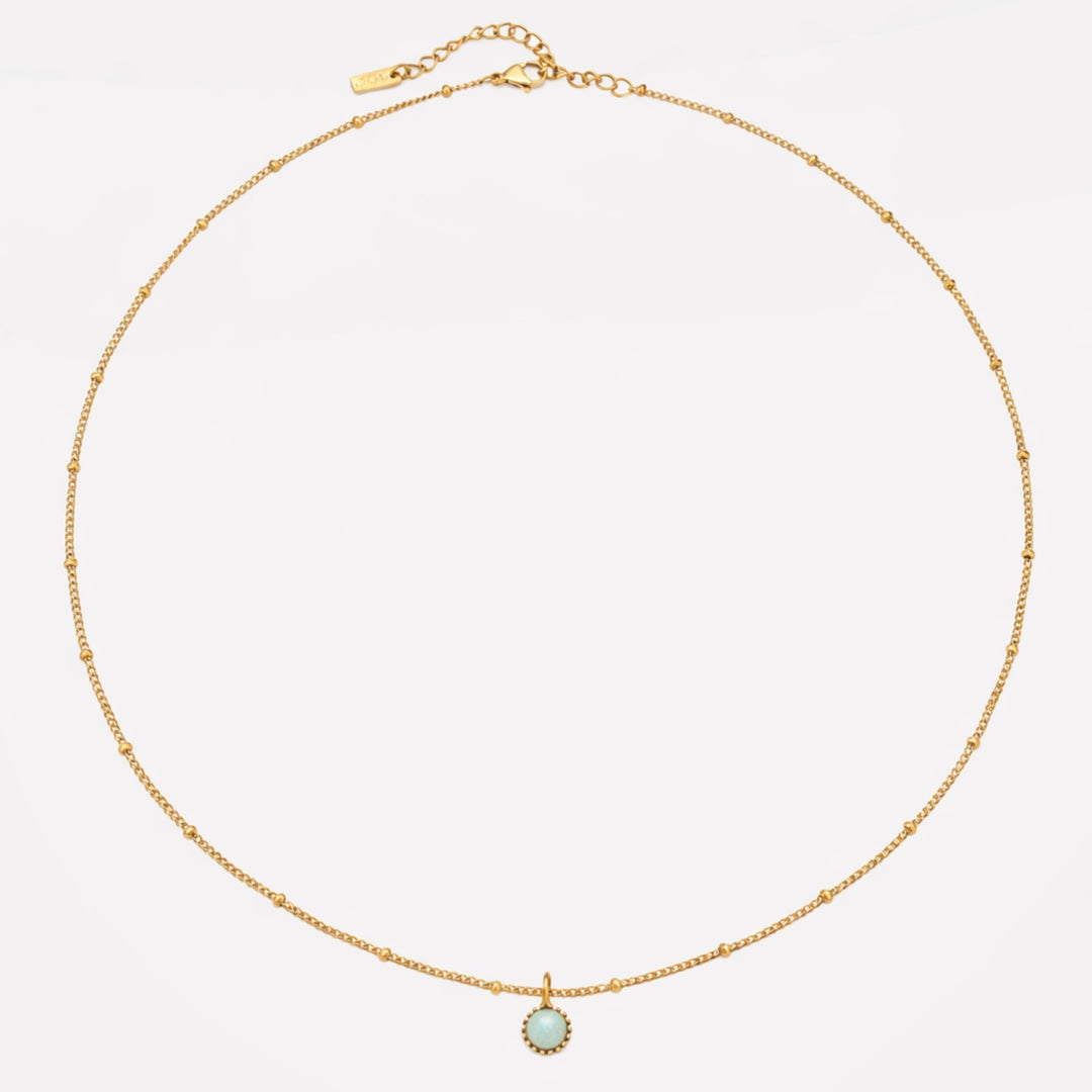 Eleganter Damenschmuck: Goldene Edelstahlhalskette mit schillerndem Opal-Anhänger, ideal für jeden Anlass.