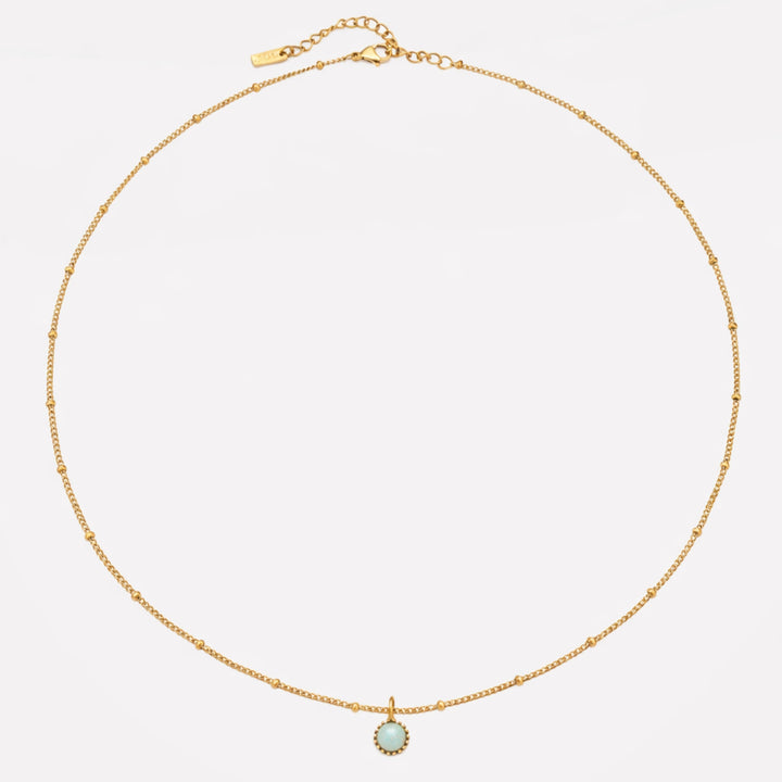 Eleganter Damenschmuck: Goldene Edelstahlhalskette mit schillerndem Opal-Anhänger, ideal für jeden Anlass.