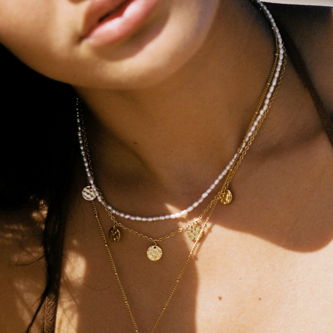 Feminine Perlen Choker Halskette in Gold. Wasserdicht, hypoallergen und perfekt als Damenschmuck-Accessoire.