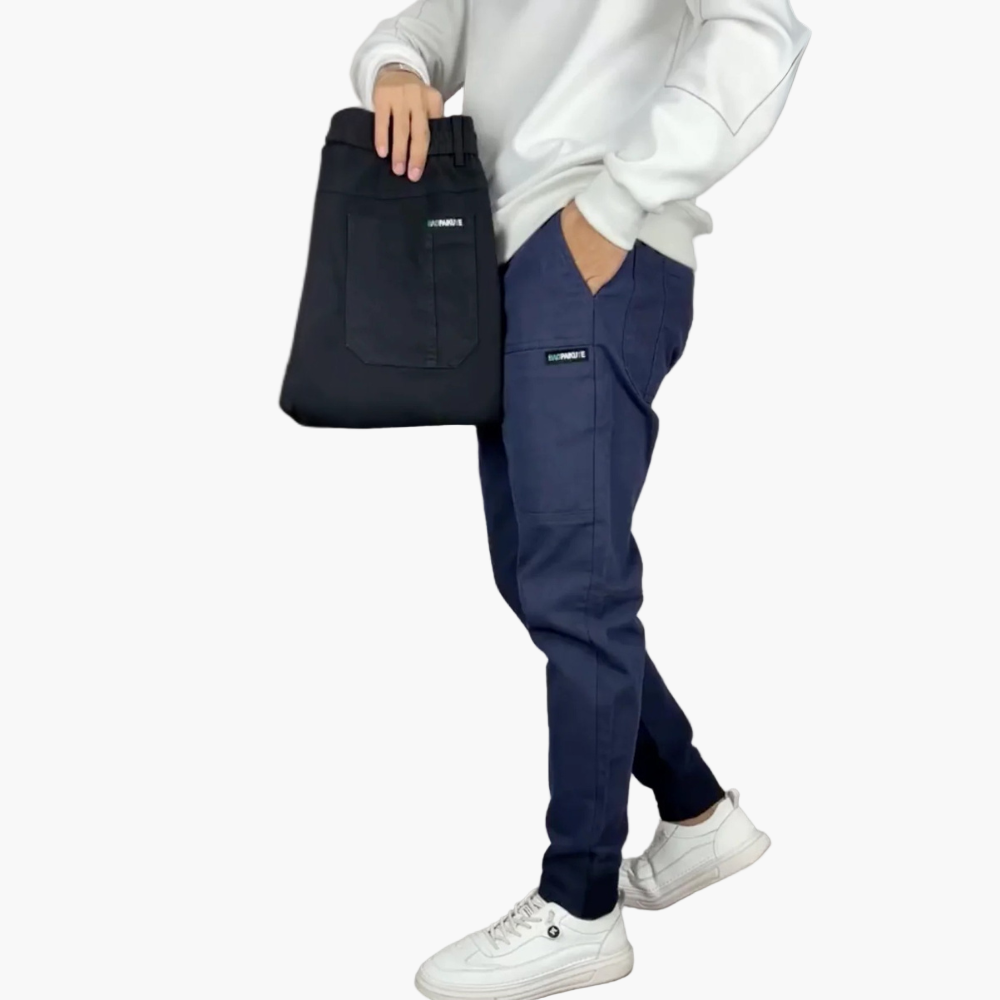 Blaue moderne Herren Jogginghose im Slim-Fit, sportlich-eleganter Look für Herrenmode und Streetwear.