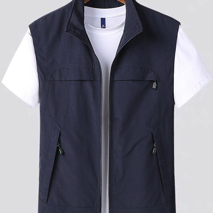 Herren Utility Weste mit Stehkragen und vielen Reißverschlusstaschen, perfekt für Outdoor & Freizeit.