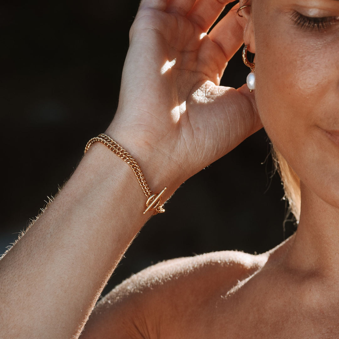 Glänzende Süßwasserperle & goldener Münzanhänger am eleganten, wasserfesten Damen Gold Armband, hypoallergen.