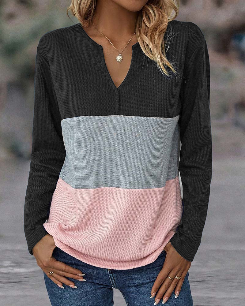Stilvoller Damen-Sweater mit aktuellem Farbblockmuster, bequem und passend für jede Jahreszeit und jeden Anlass.