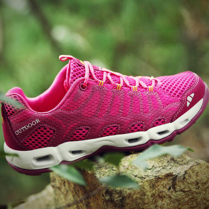 Moderne pink-blaue Damenschuhe für Trekking. Bequeme Sneaker mit guter Dämpfung, ideal für Outdoor-Aktivitäten.