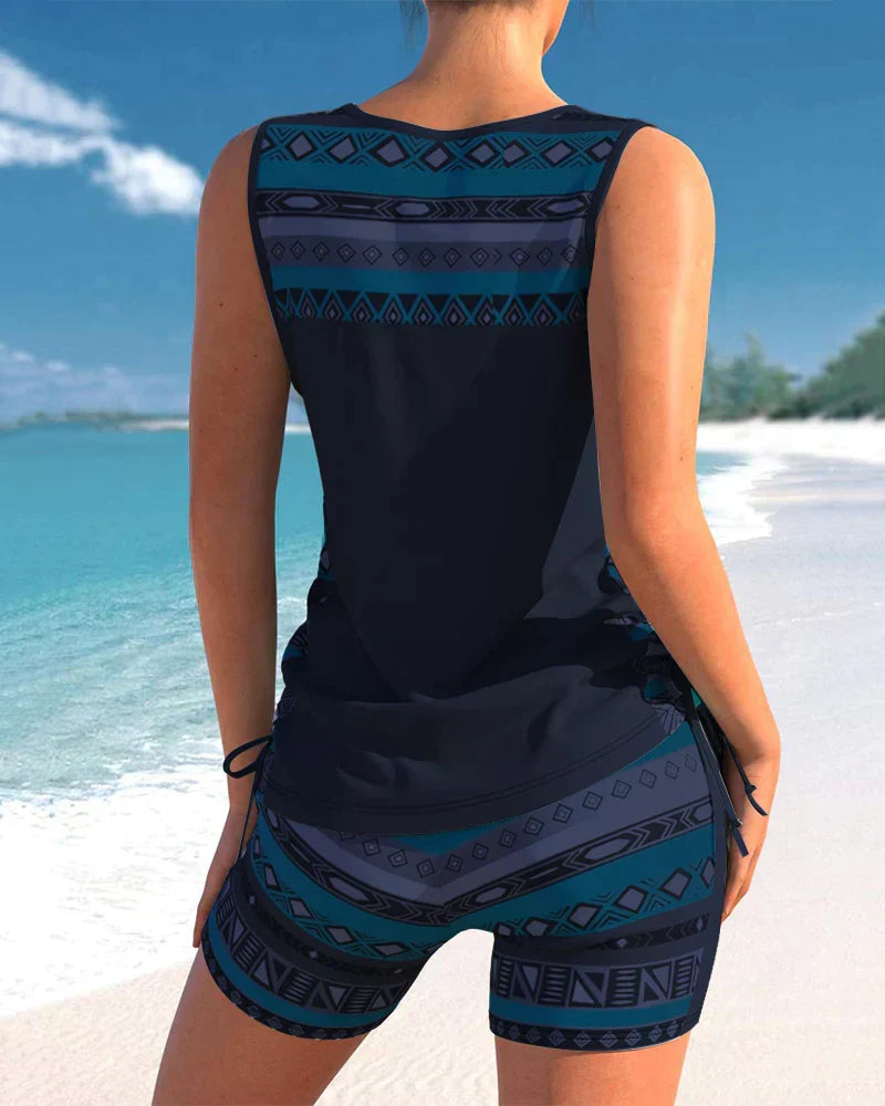 Bequemes Damen Tankini Set in trendigem Look mit V-Ausschnitt und geometrischem Muster für den Strand.