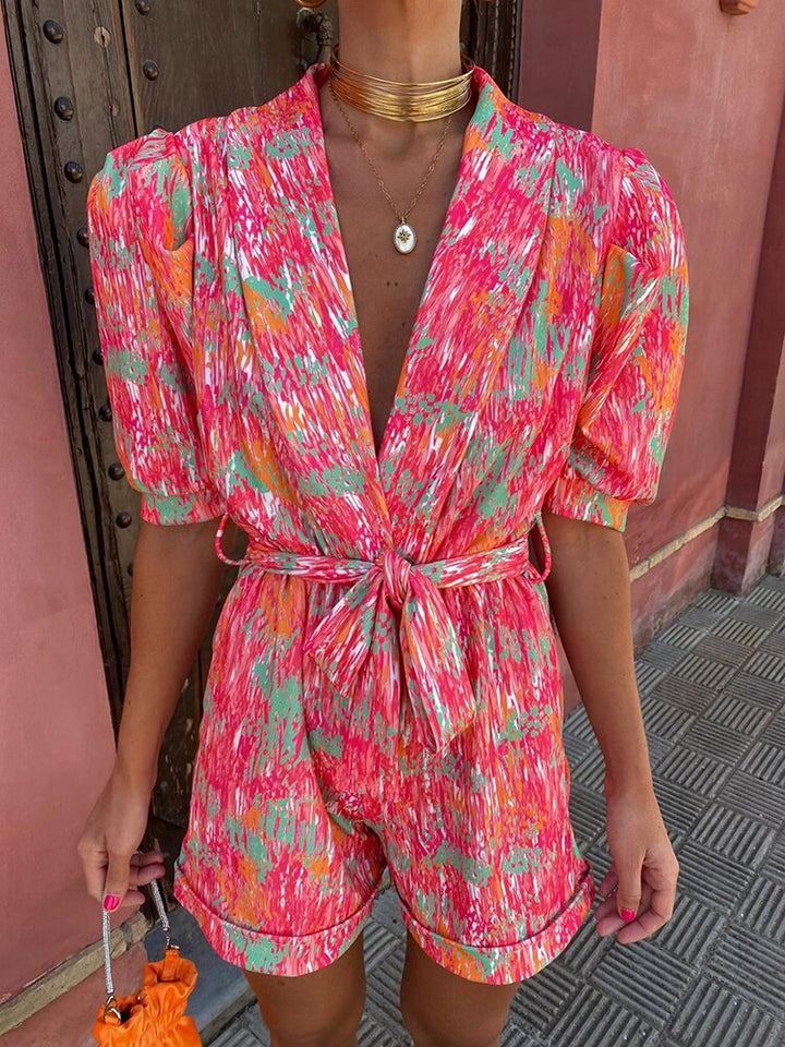 Bequemer Damen Playsuit "Leona" im Sommer-Print mit V-Ausschnitt & Taillengürtel. Modisch für Festival & Alltag.