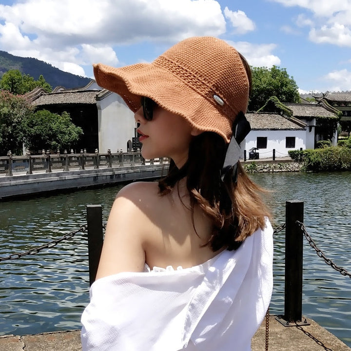 Eleganter Damenhut aus Stroh mit Öffnung für Pferdeschwanz. Optimaler Sonnenschutz für den Sommer.