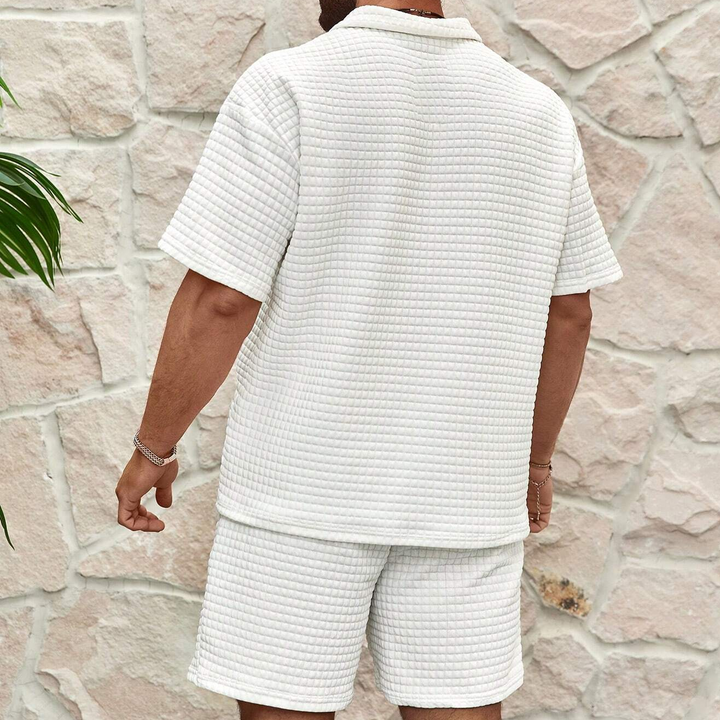 Nahaufnahme des Herren Sommersets "Neil": Weiche, atmungsaktive Waffelstruktur für maximalen Sommerkomfort.