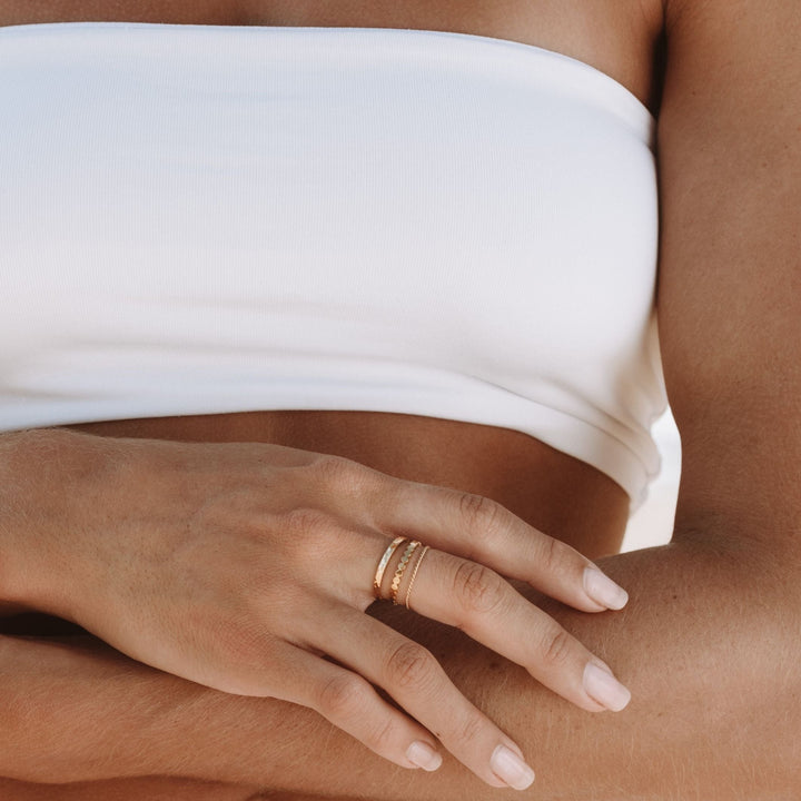 Trendiges Damen Ring Set aus Edelstahl, hypoallergen & wasserfest, mit Perlen und Texturen.