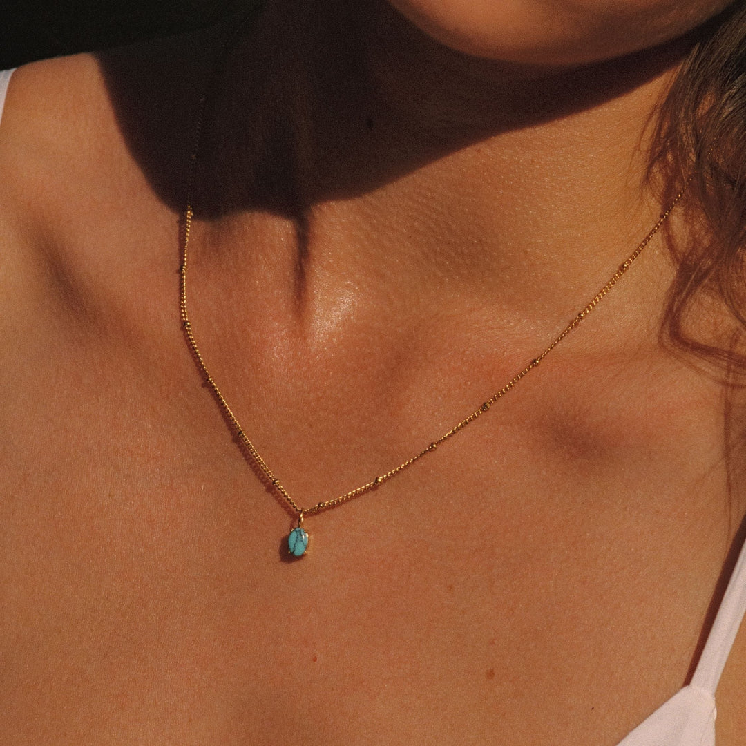 Elegante Perlenkette für Damen mit goldenem Finish und auffälligem Türkis-Edelstein-Anhänger, Alltagsschmuck.