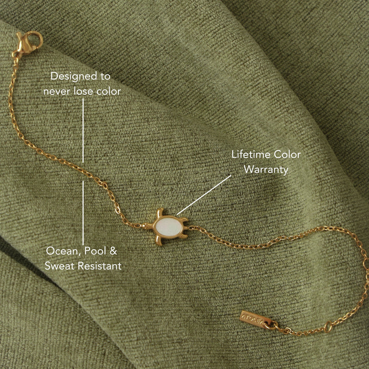 Vergoldetes Edelstahl Armband für Frauen mit zarter Schildkröte. Robust, wasserdicht und stilvoll.