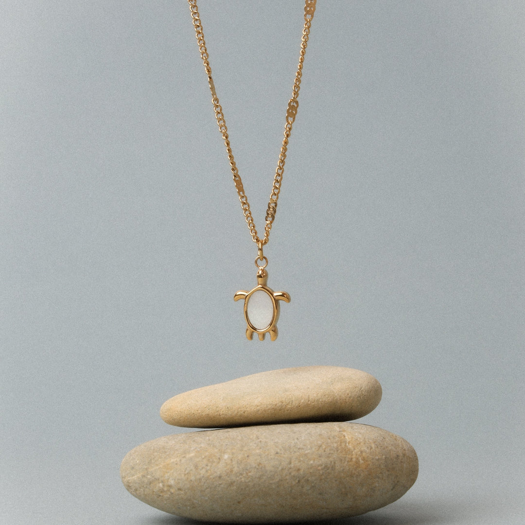 Maritimer Sommerschmuck: Goldfarbene Damen Halskette mit zarten Schildkröten-Anhängern & echtem Perlmutt.