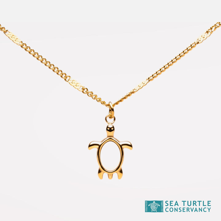 Goldfarbene Damen Halskette mit Schildkröten-Anhängern und schimmerndem Perlmutt, maritim & elegant.