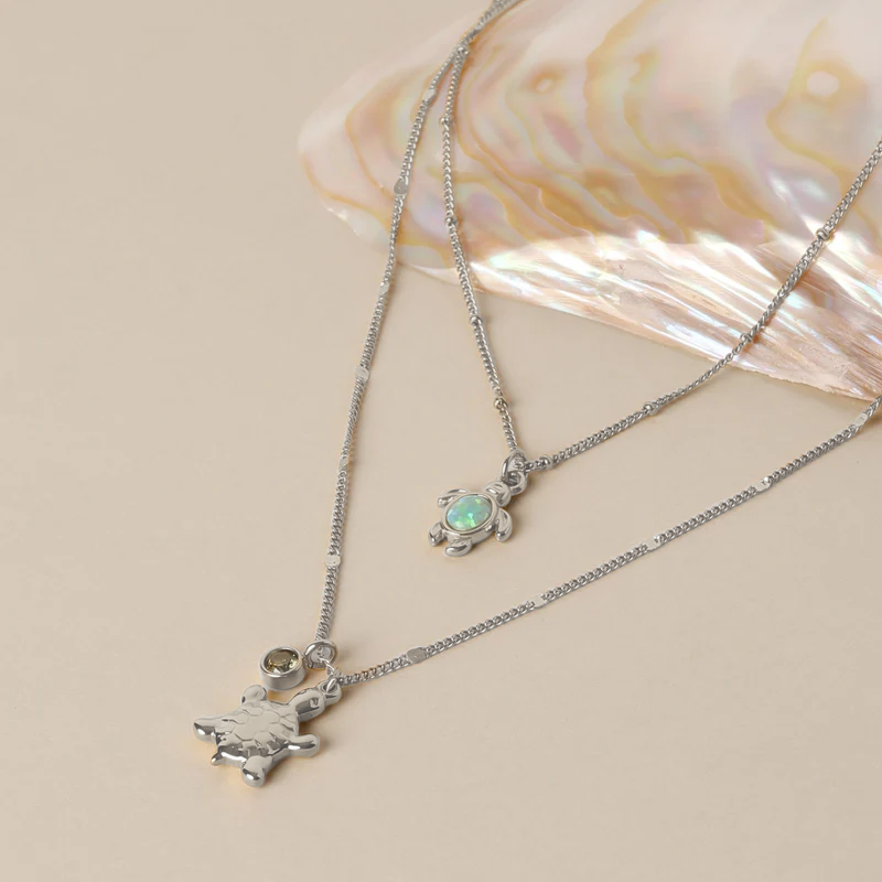 Schicke Geschenkidee: Damen Schildkrötenkette mit Opalanhänger in Gold oder Silber, hypoallergen und wasserdicht.
