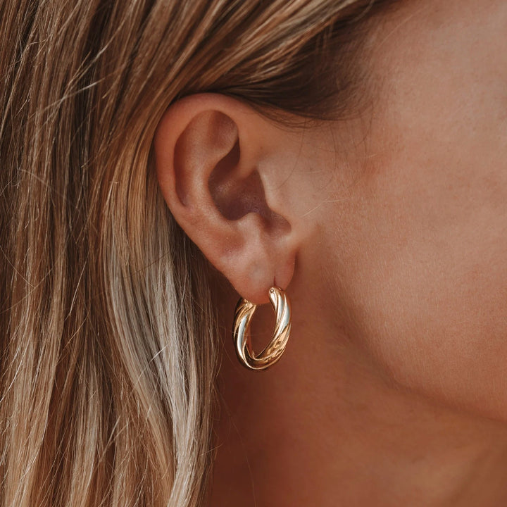Damen Creolen Gold, gedrehtes Design, wasserdicht & hypoallergen. Perfekte Alltags-Ohrringe aus Edelstahl.