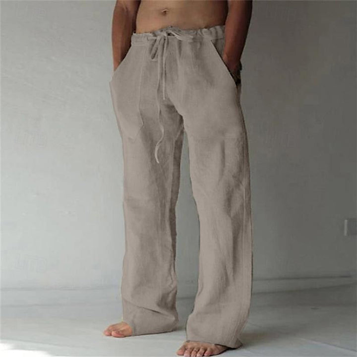 Mann trägt lässige Herren Leinenhose Elias mit weitem Schnitt in entspannter Pose; Mode für den Sommer.