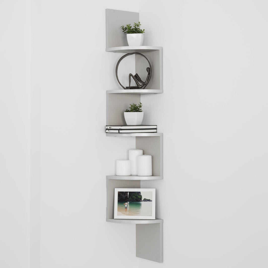 Elegantes Zickzack-Eckregal für das Schlafzimmer, bietet moderne Ablagefläche für persönliche Gegenstände.