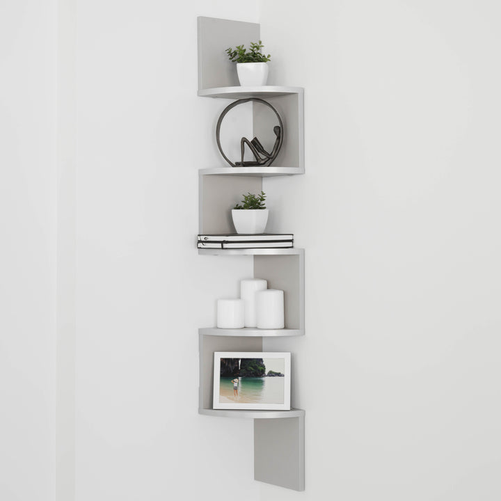 Elegantes Zickzack-Eckregal für das Schlafzimmer, bietet moderne Ablagefläche für persönliche Gegenstände.