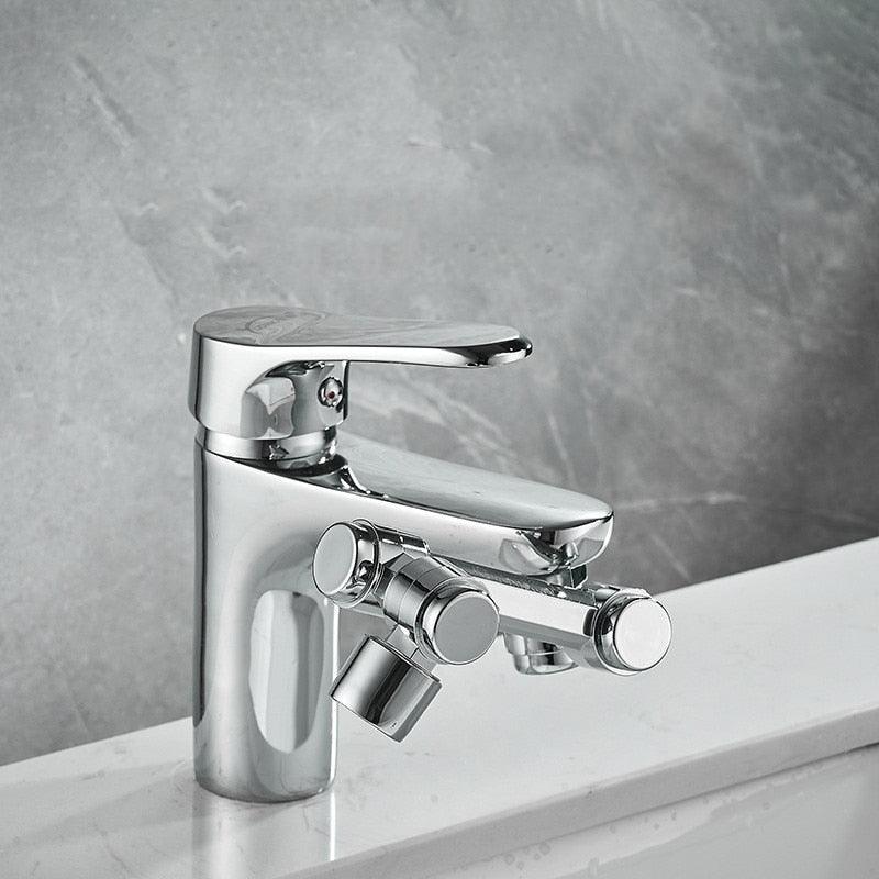 Flexible 1080° Armaturenverlängerung für Badewannen- oder Waschbeckenarmatur, mit zwei Wasserstrahlmodi.