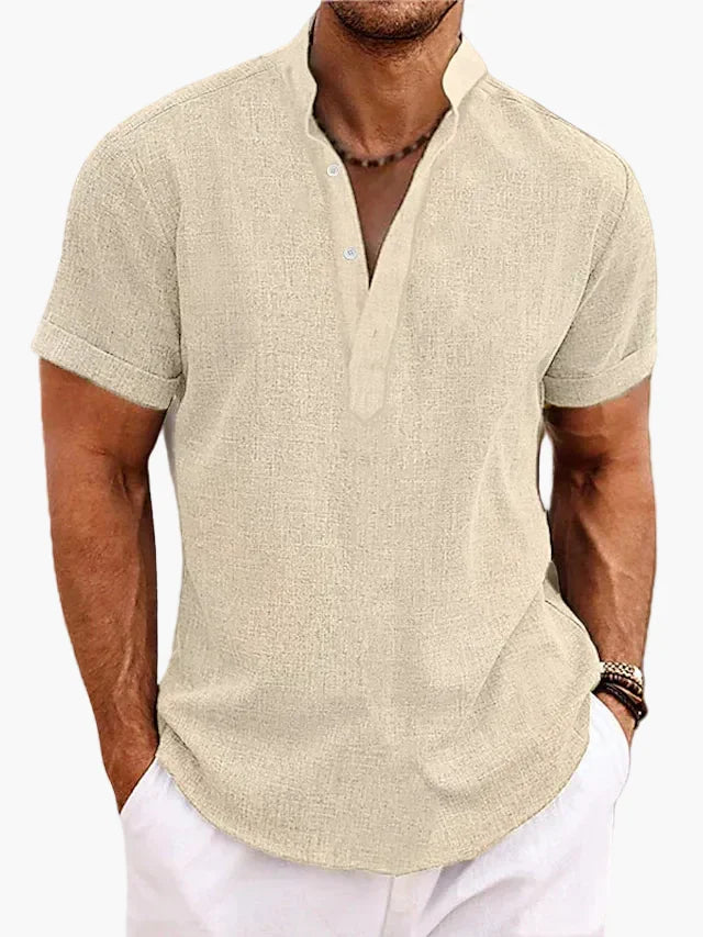 Modernes Herren Kurzarm Henley Shirt, weich & bequem, ideal für entspannte Tage oder den Sommerurlaub.