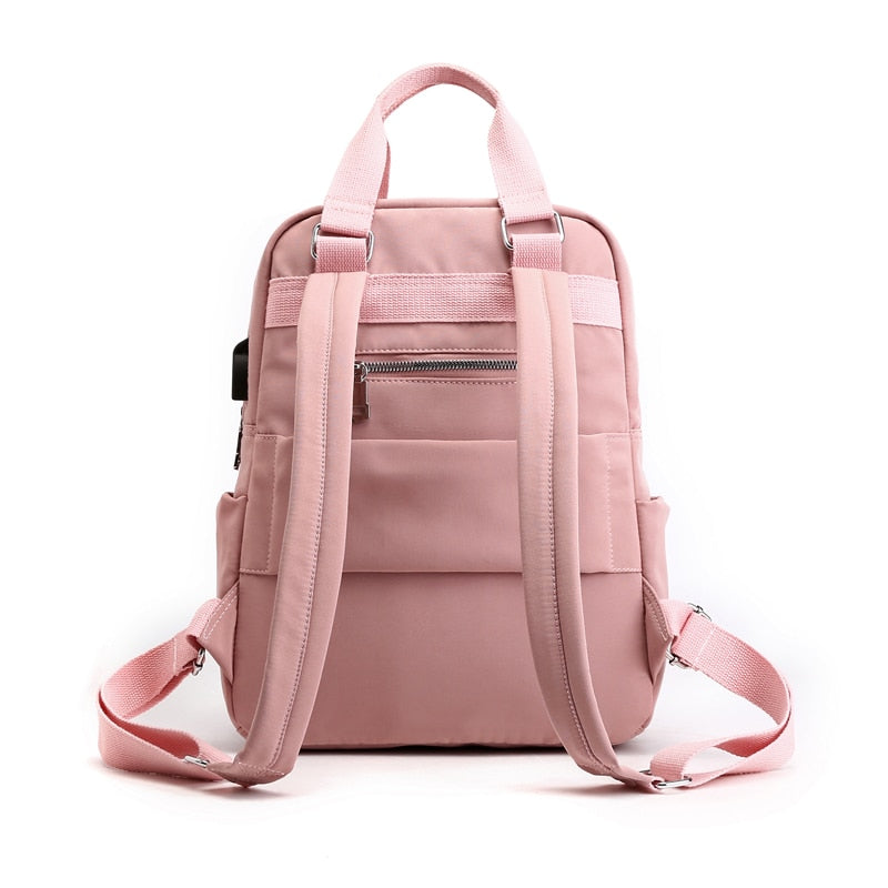 Wasserdichter Laptop-Rucksack mit integriertem USB-Port und vielen Organisationsfächern.