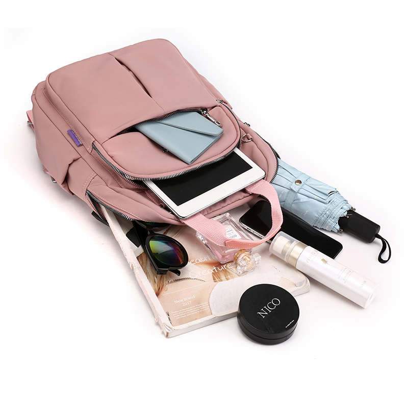 Dunkler Rucksack mit Anti-Diebstahl-Funktion, USB-Port und mehreren Organisationstaschen.