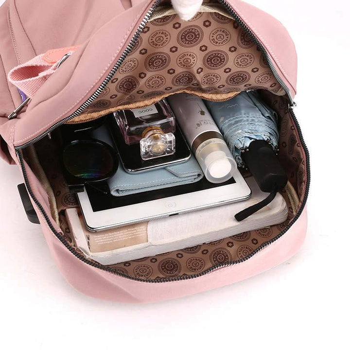 Langlebiger Pendler-Rucksack aus wasserdichtem Nylon mit USB-Ladeanschluss und Fächern.