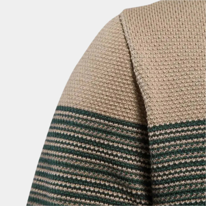Modischer Herren Rundhals-Pullover in leuchtendem Orange, ein vielseitiges Basic für gemütliche Herrenmode.