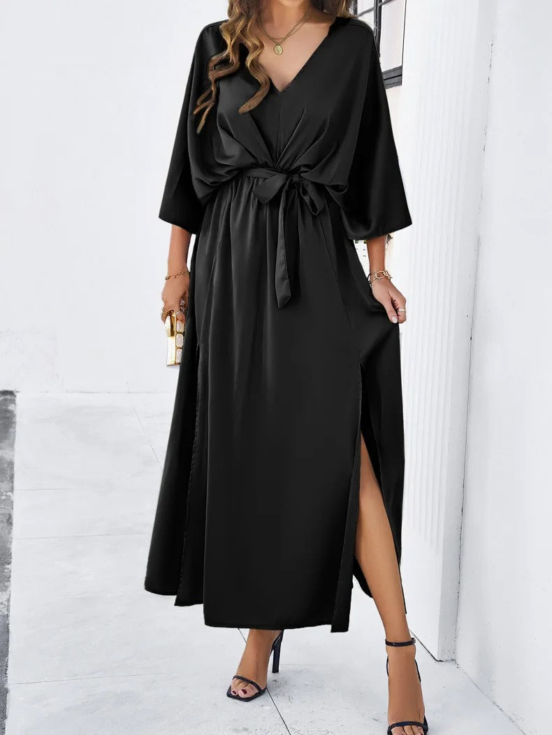 Figurschmeichelndes, elegantes Midi Wickelkleid für Damen mit V-Ausschnitt und raffiniertem Seitenschlitz.