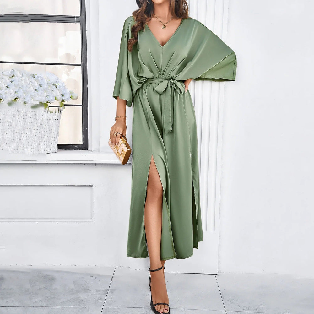 Stilvolles Midi Wickelkleid für Damen mit seitlichem Schlitz, perfekt als Sommerkleid oder festliches Outfit.