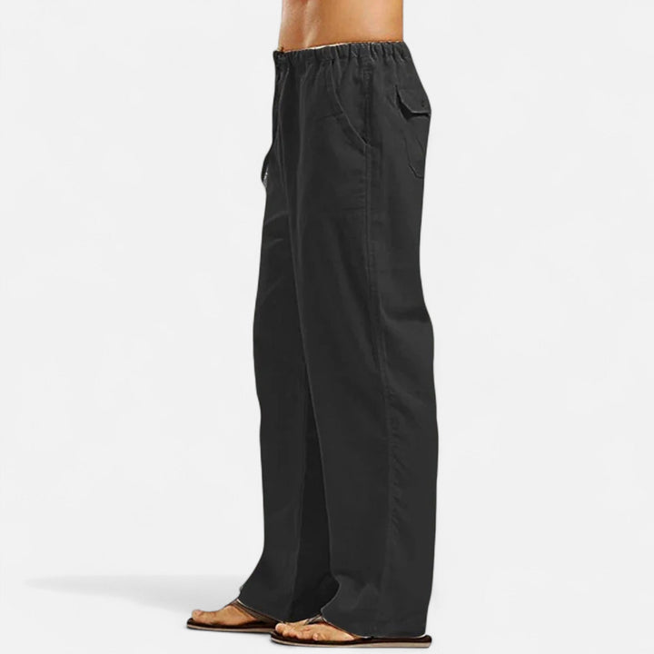 Leichte Sommerhose für Herren mit weitem Bein; ideal für heiße Tage und Freizeit. Atmungsaktiv und bequem.