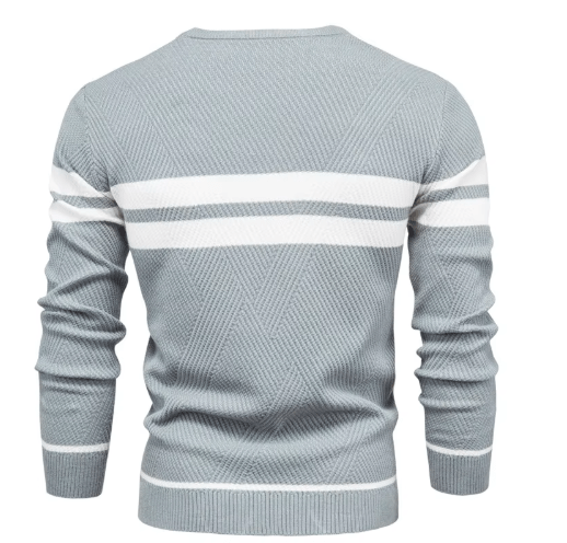 Detailaufnahme des gerippten Herren Strickpullovers, weich und vielseitig für jeden Anlass.