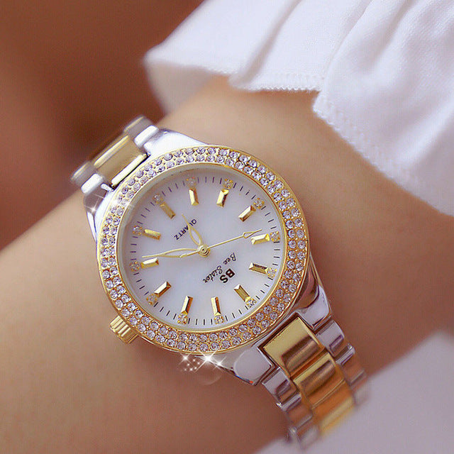 Elegante Damen Quarzuhr 'Esmée' mit glänzendem Edelstahlarmband und rundem Zifferblatt. Stilvolles Accessoire.