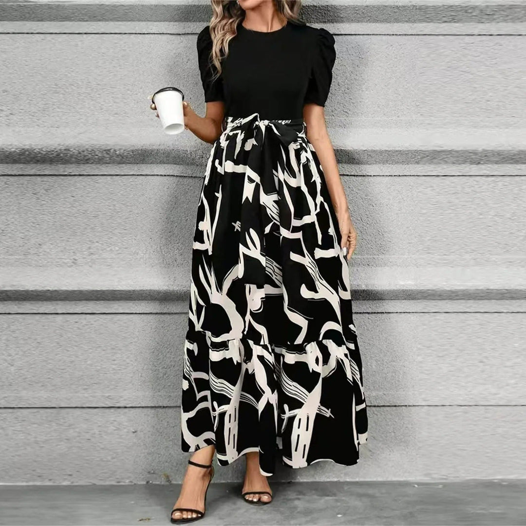 Bequemes Damen Maxikleid mit A-Linie und Blumenmuster. Ideal als elegantes Sommer- oder Frühlingskleid.