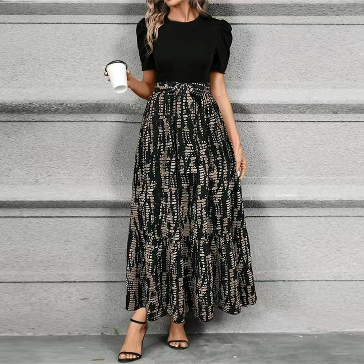 Langes Damen Sommerkleid mit floralem Muster. Bequemes Freizeitkleid, elegant & fließend für warme Tage.