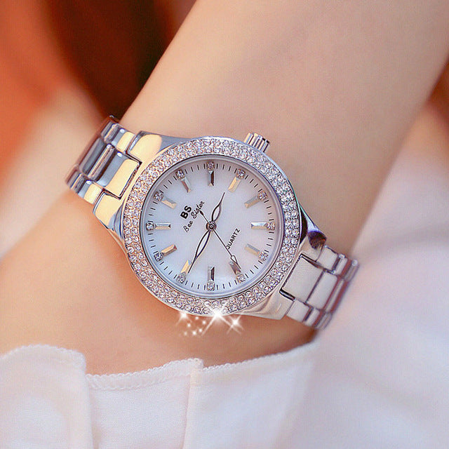 Moderne Damen Armbanduhr mit Quarzwerk und glänzendem Edelstahl. Spritzwassergeschützt und sehr elegant.