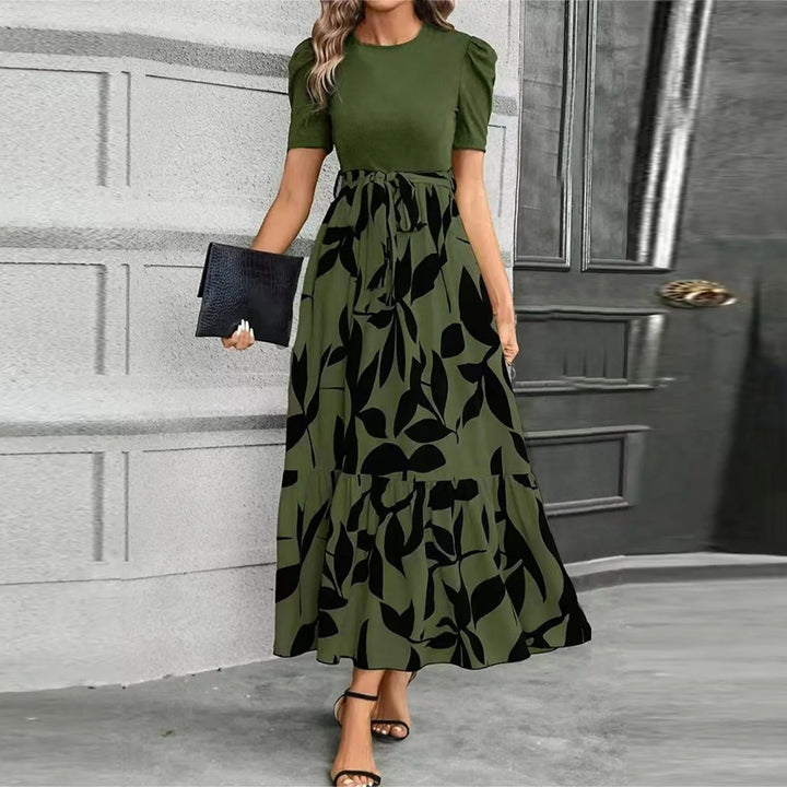 Fließendes Damen Maxikleid, langes Sommerkleid mit buntem Blumenmuster. Perfekt für elegante Sommer-Looks.