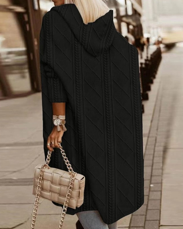 Feminin lange Damen Strickjacke mit Kapuze. Modischer Cardigan für elegante Freizeit- & Herbst-Winter-Outfits.