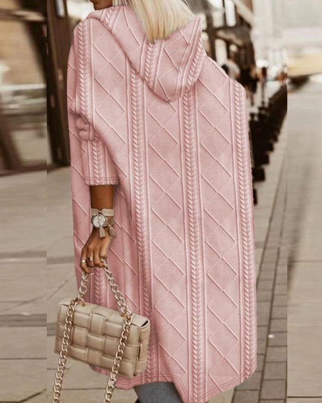 Schmeichelhafte, bequeme Damen Strickjacke mit Kapuze und verlängertem Schnitt. Ideal für feminine Herbstmode.