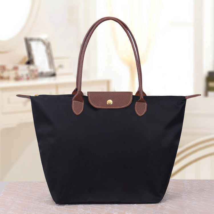 Damen Canvas Schultertasche mit robusten Lederdetails, ideal für Alltag & Reise.