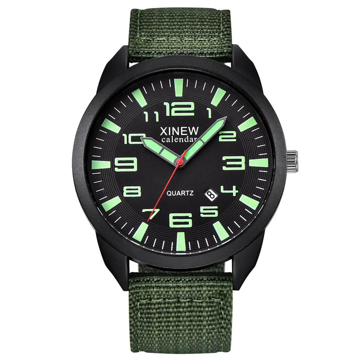 Detailaufnahme der Unisex Quarz Uhr mit klarem Leuchtzifferblatt und gut ablesbarer Datumsanzeige, hochwertiges Accessoire.
