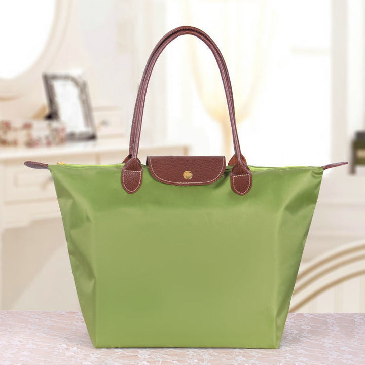Damen Alltagstasche aus strapazierfähigem Canvas, Schultertasche mit robusten Lederakzenten.