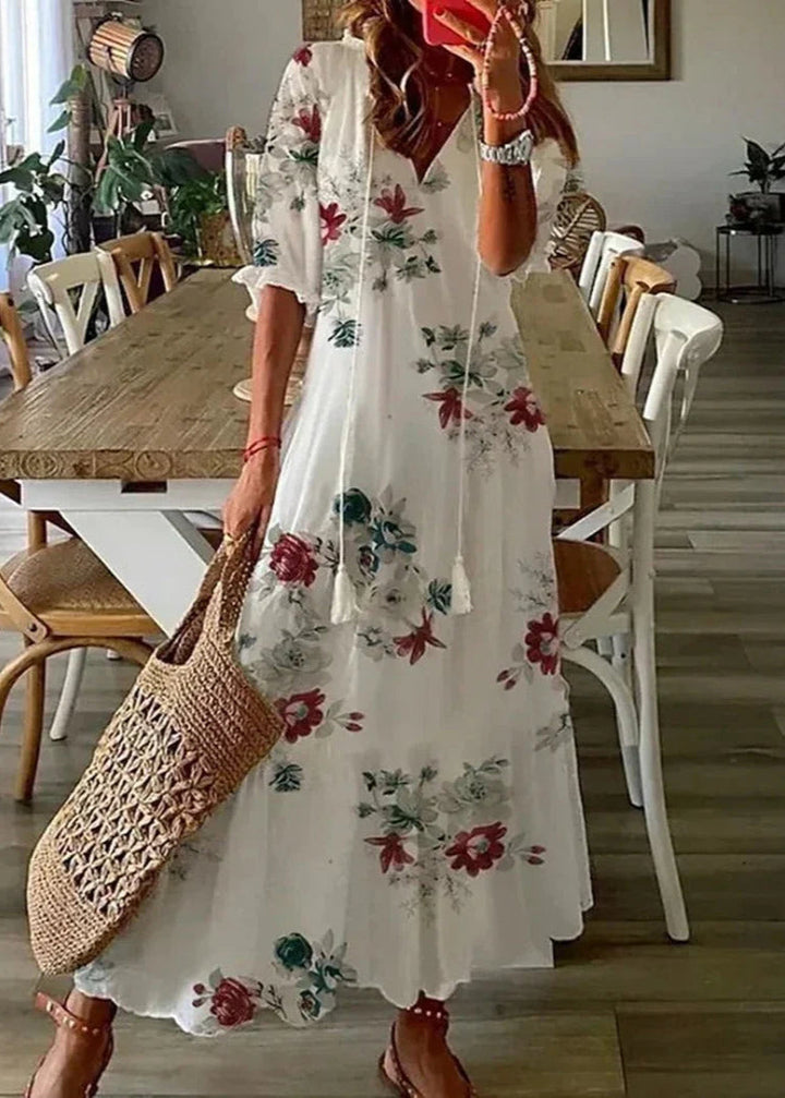 Urlaubs-Maxikleid in Blau, farbenfrohes Blumenmuster & Kordelzug-Taille. Leicht & bequem für den Sommer.